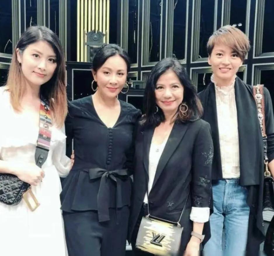 这四位大美女的旧照
你第一眼认出来的是谁呀
我第一眼认出来的是刘嘉玲
看来还是刘
