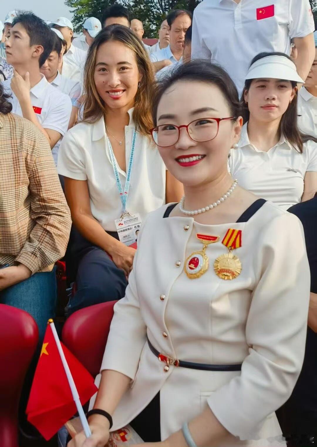 郑钦文，张雨霏看阅兵两位中国体坛炙手可热的运动坐在了一起郑钦文，张雨霏比赛加油，