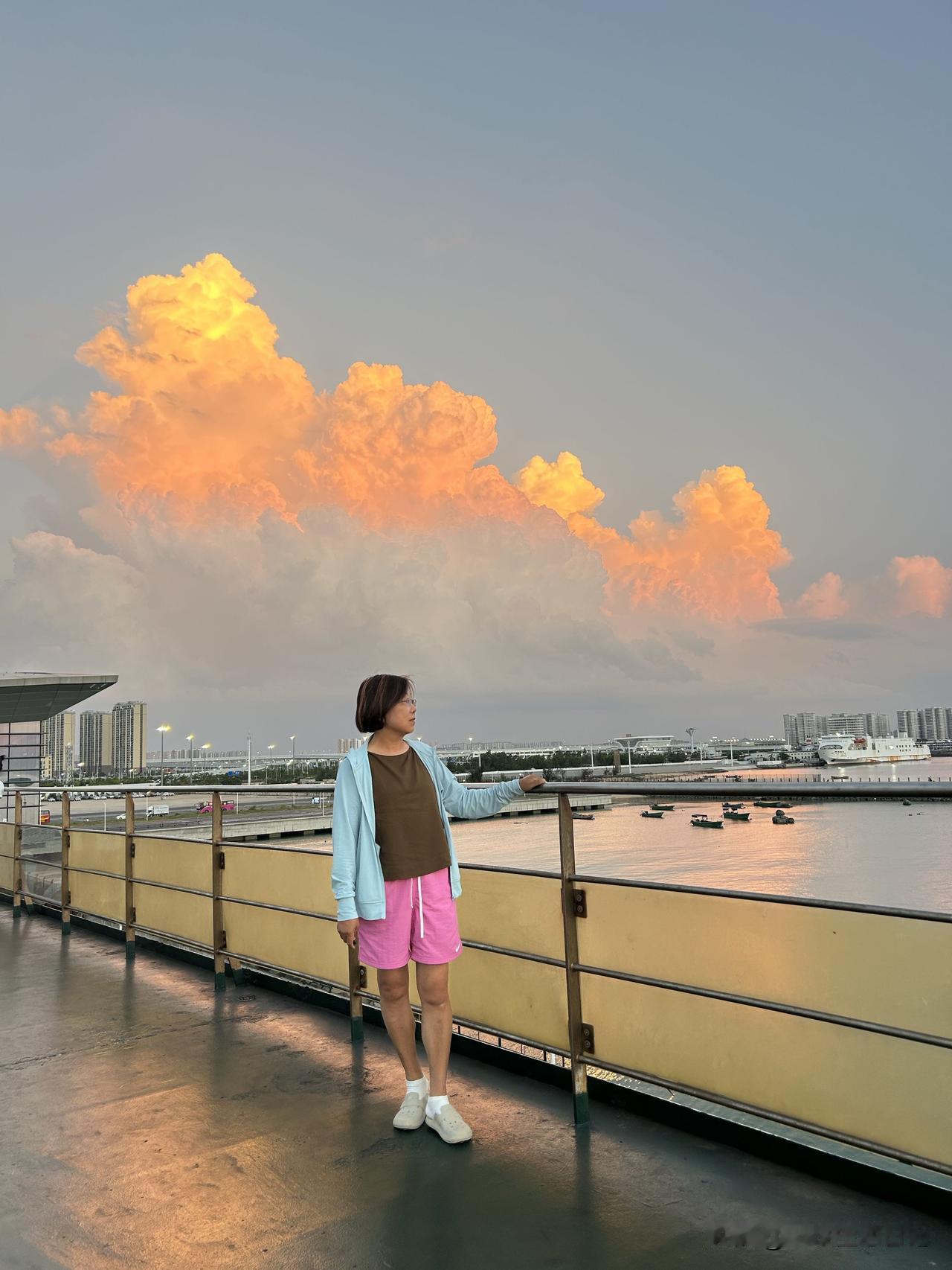 离开海口经过12小时的海上航行，一早到达北海市，昨晚六点半登船，快八点了才发船。