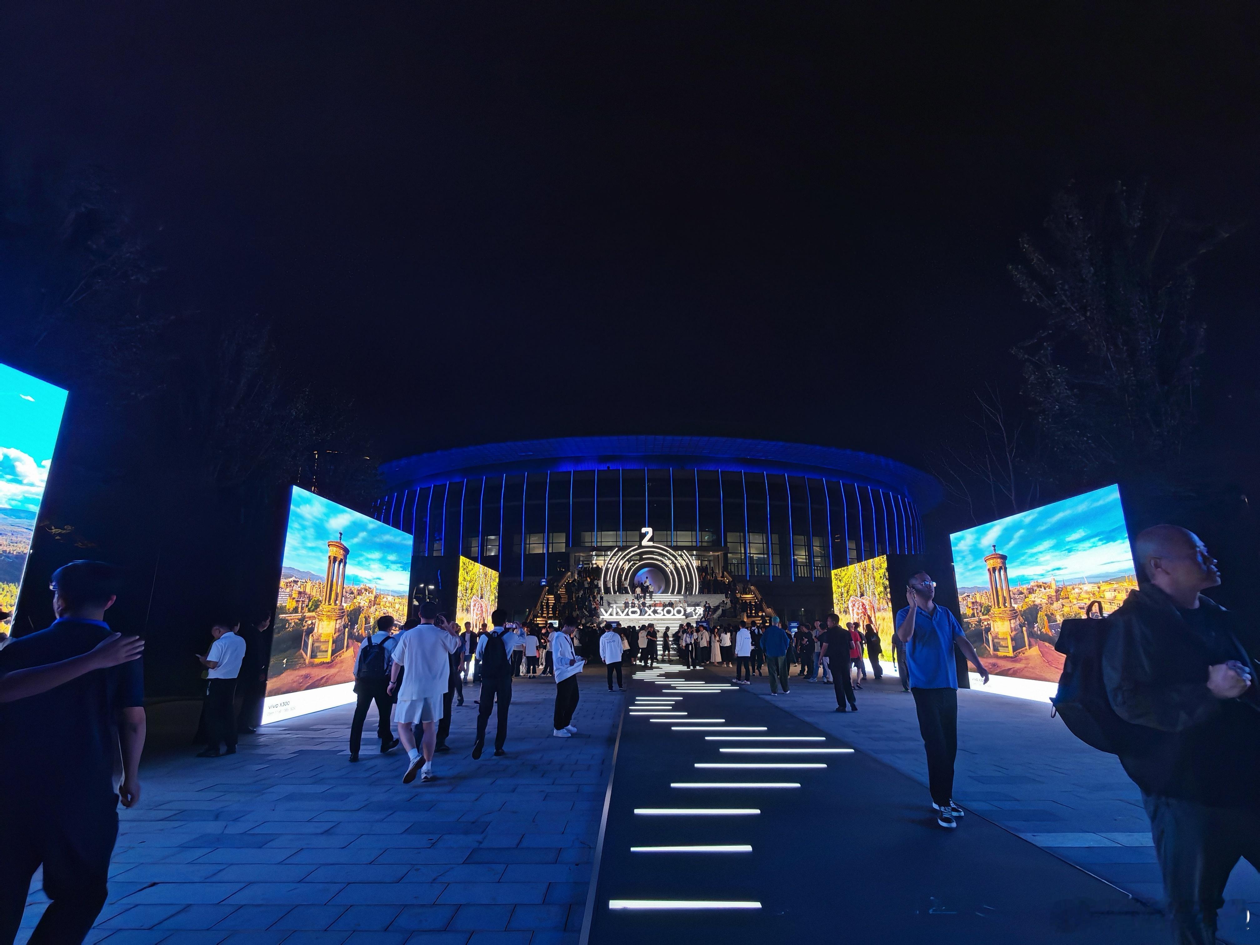 vivoX300系列发布会终于是进来了，又是一个天台的座位！ ​​​