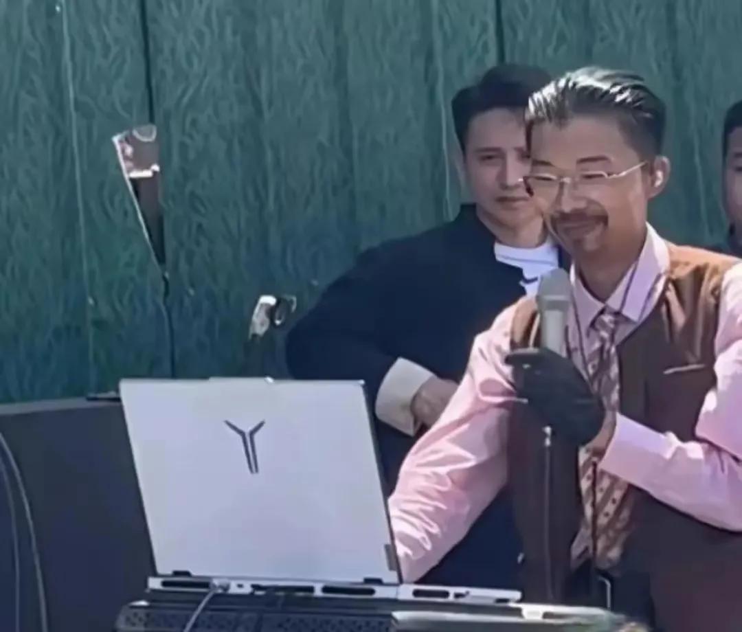 网红郭有才粉丝突破1000万了，这说明了什么呢？草根也能逆袭！郭有才的爆火来得太