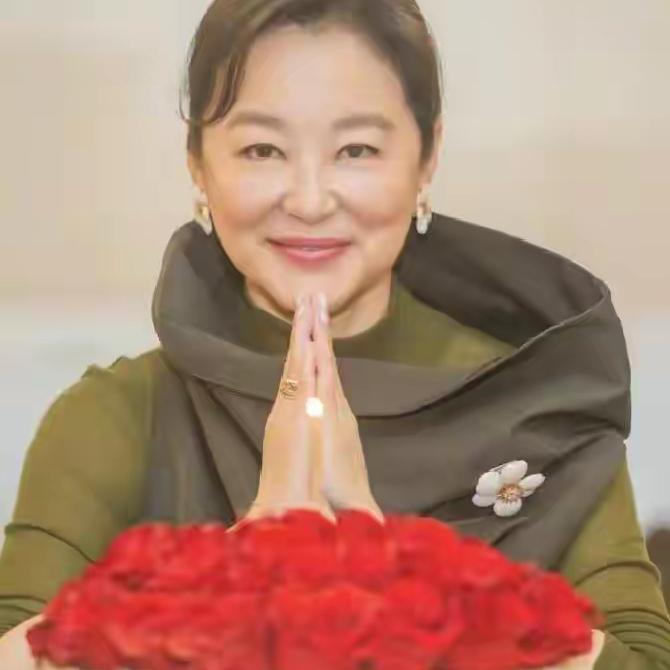 谁能想到，银幕上气场两米八的林青霞，生活中竟被一只蟑螂折腾得够呛！这“全民公敌”