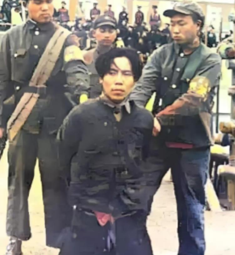 1951年1月，戴笠的儿子戴善武被五花大绑，跪在地上即将被执行死刑。被枪毙的时候