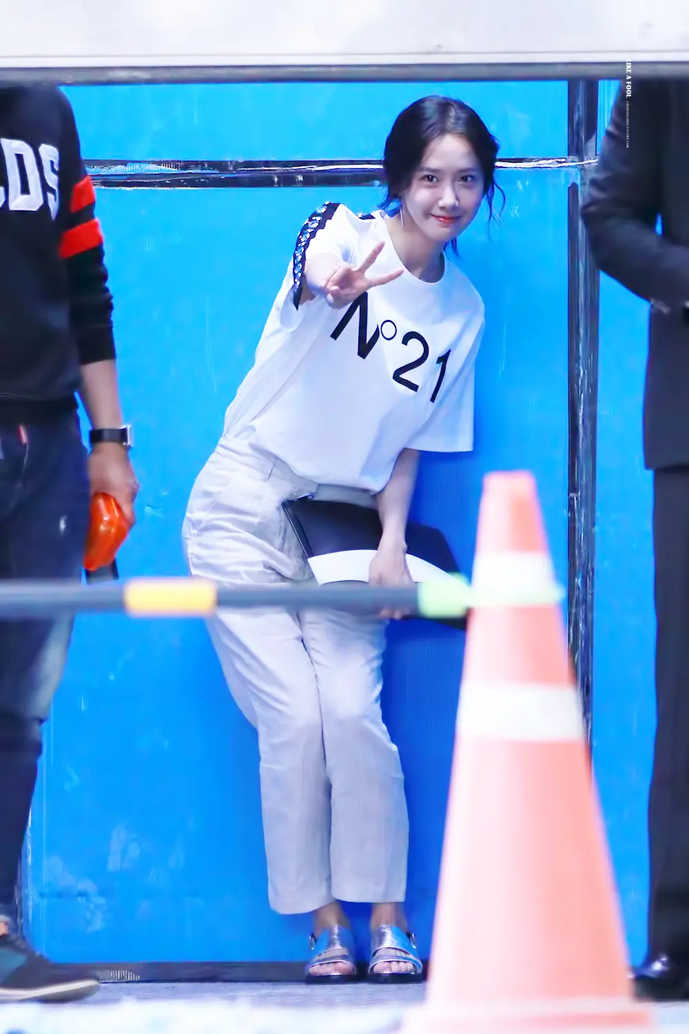 开心一点 因为难过也没用。