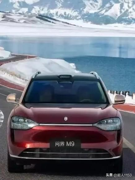 问界M9这款车对于大家庭来说非常的合适，因为它有着宽敞的空间和舒适的乘坐体验。尤