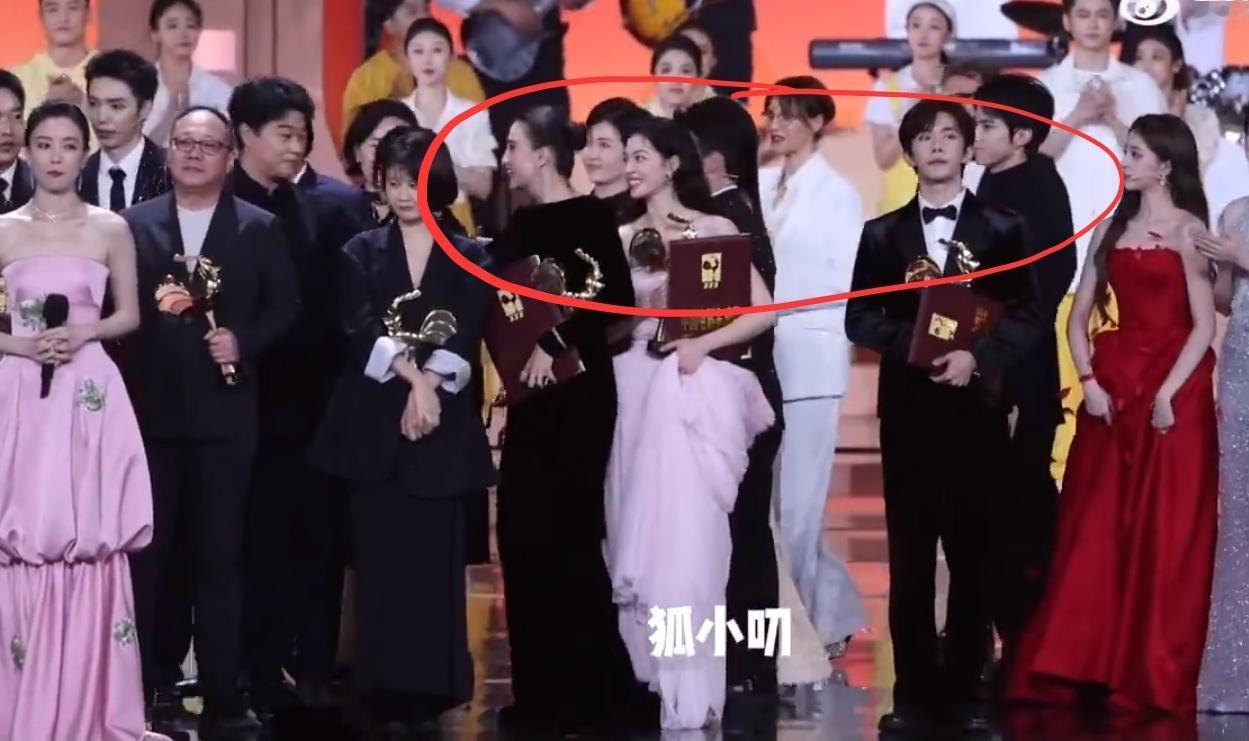 金鸡奖钟楚曦站C位又被吐槽了，现场那么多人，她精准选在了影帝易烊千玺和影后宋佳中