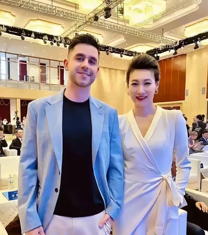 谁能想到，每晚7点端坐在《新闻联播》里的“国脸”李梓萌，私下竟是个穿碎花裙、挑芒