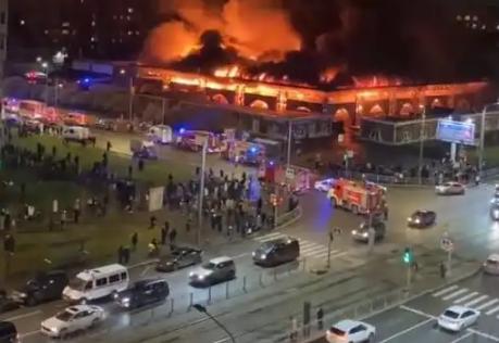 40 年苏联地标遭焚毁！圣彼得堡市场火灾致 1 死 2 伤，消防奋战控火。

当
