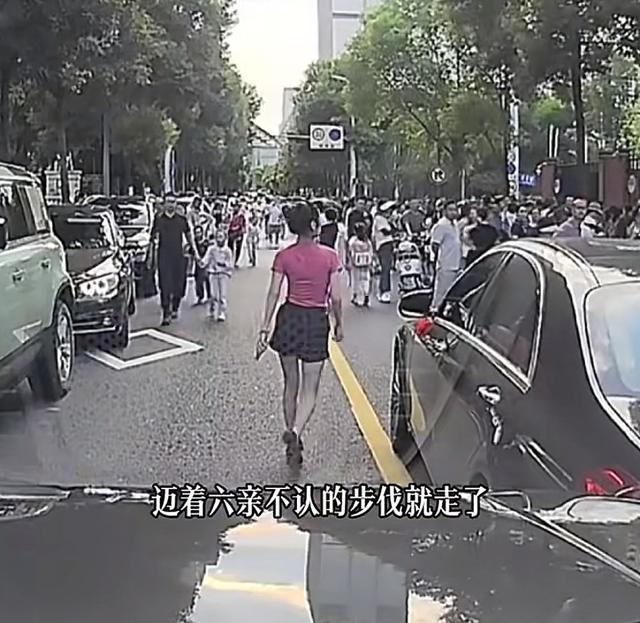 成都“奔驰接娃姐”引众怒：违停堵路还硬刚，老师发声反添乱
 
开学季学校门口常成