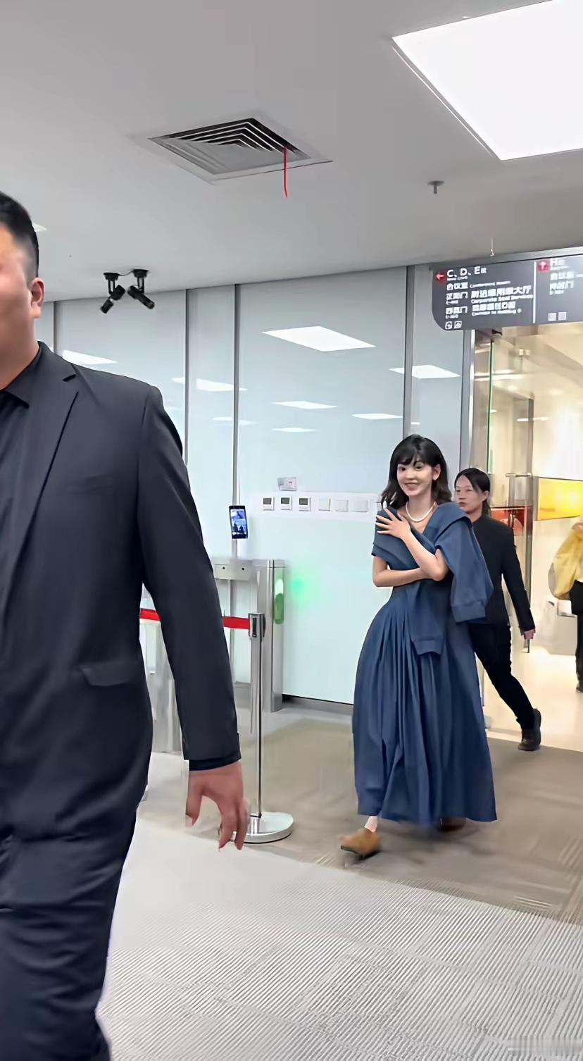 这是章若楠还是田曦薇，两个美女怎么越来越像了 ​​​