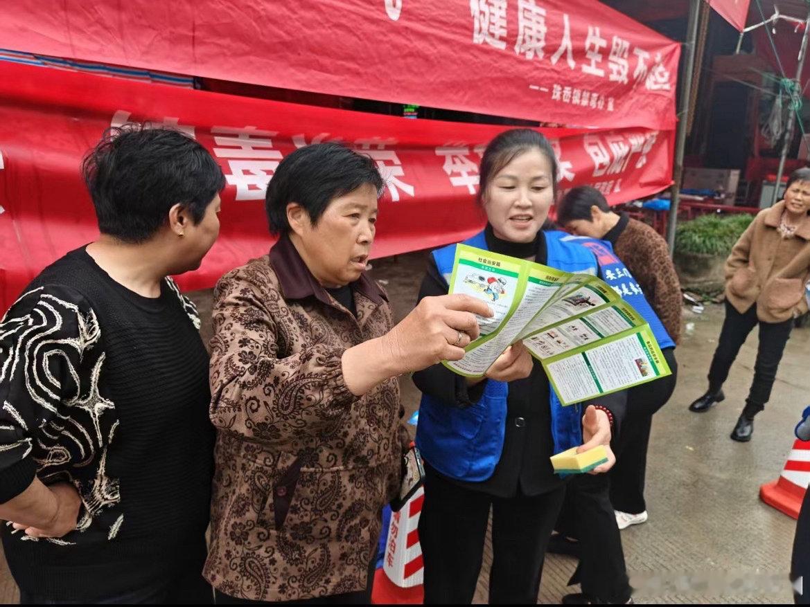 越剧声里台州蓝马甲用乡音守护无毒家园台州三门珠岙镇依托乡村社戏开展禁毒宣传，网格