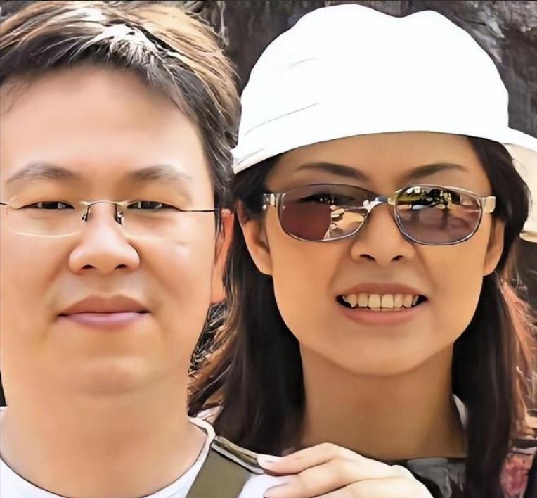 女主外男主内，查了查郑丽文的老公，这不查不知道，原来，她与丈夫过着一种别具一格的