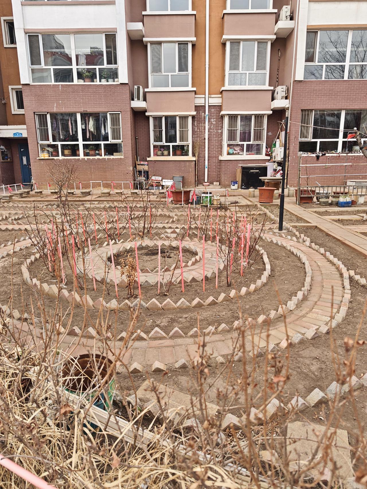 勤劳之人，总会提前将一切准备妥当。她们把园子围起，翻整土地，铺好砖道。静候着地暖