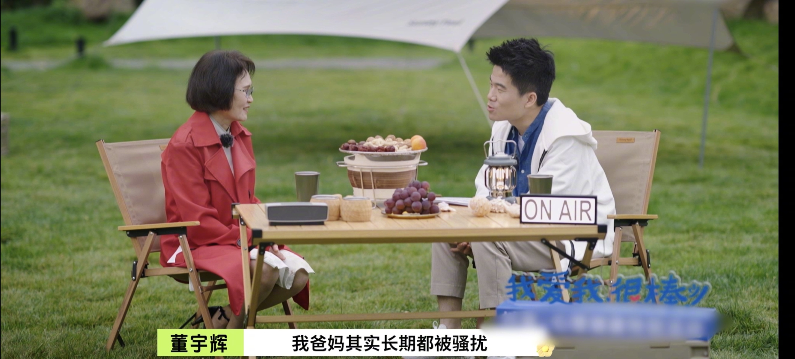 #董宇辉称爸妈长期被骚扰# 和完颜慧德聊自己，经常会有人联系不到自己就去农村老家