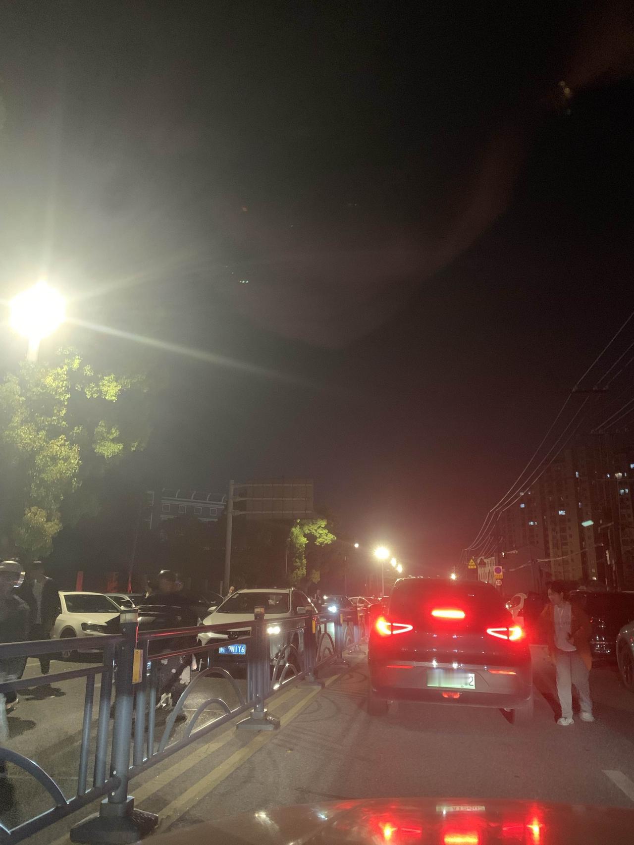 加油，所有陪读家长们！
路灯把影子拉得很长，车流堵得挪不动步，跟前面绿牌车的尾灯