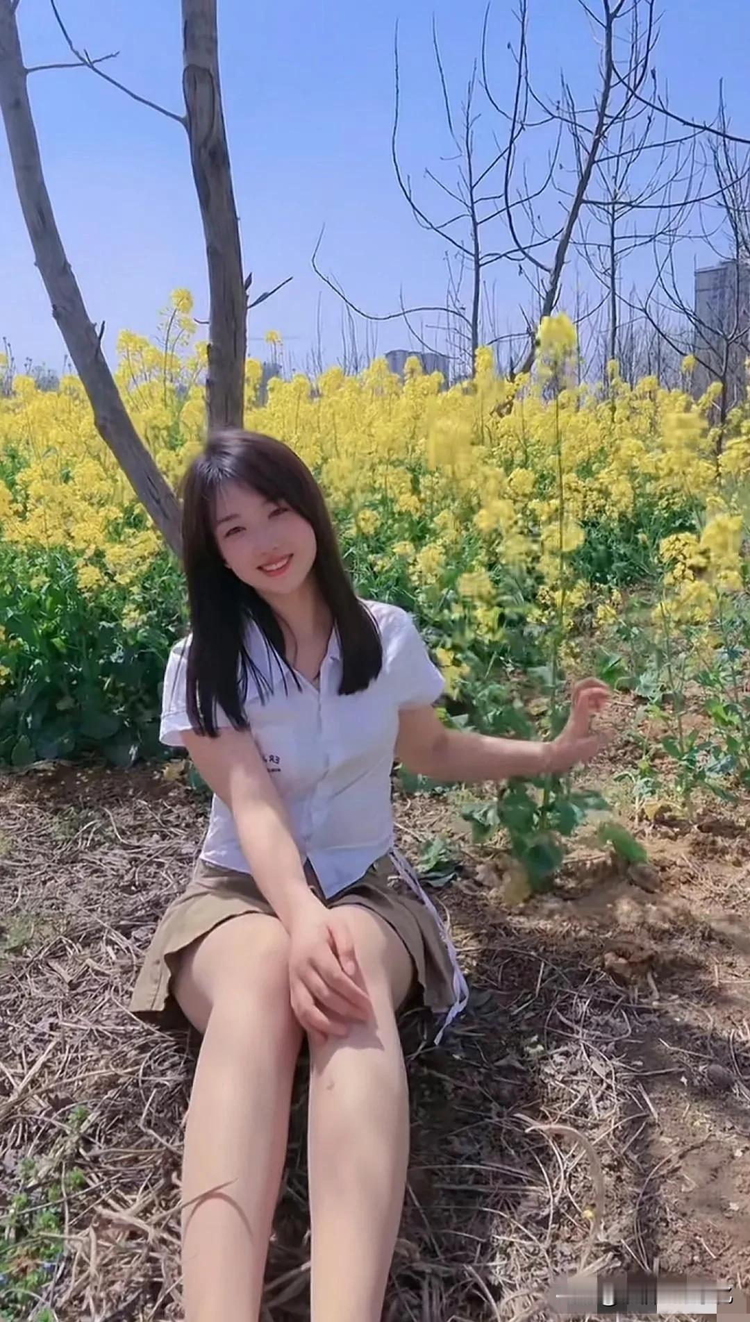接地气的小仙女

美女如花似玉颜，笑语盈盈映碧天。
眼波流转含秋意，眉梢轻挑醉心