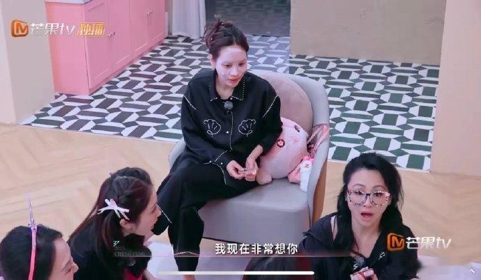 曹颖[超话]曹颖听到儿子的语音秒哭乘风2025四公曹颖听到儿子的声音，眼泪瞬间掉