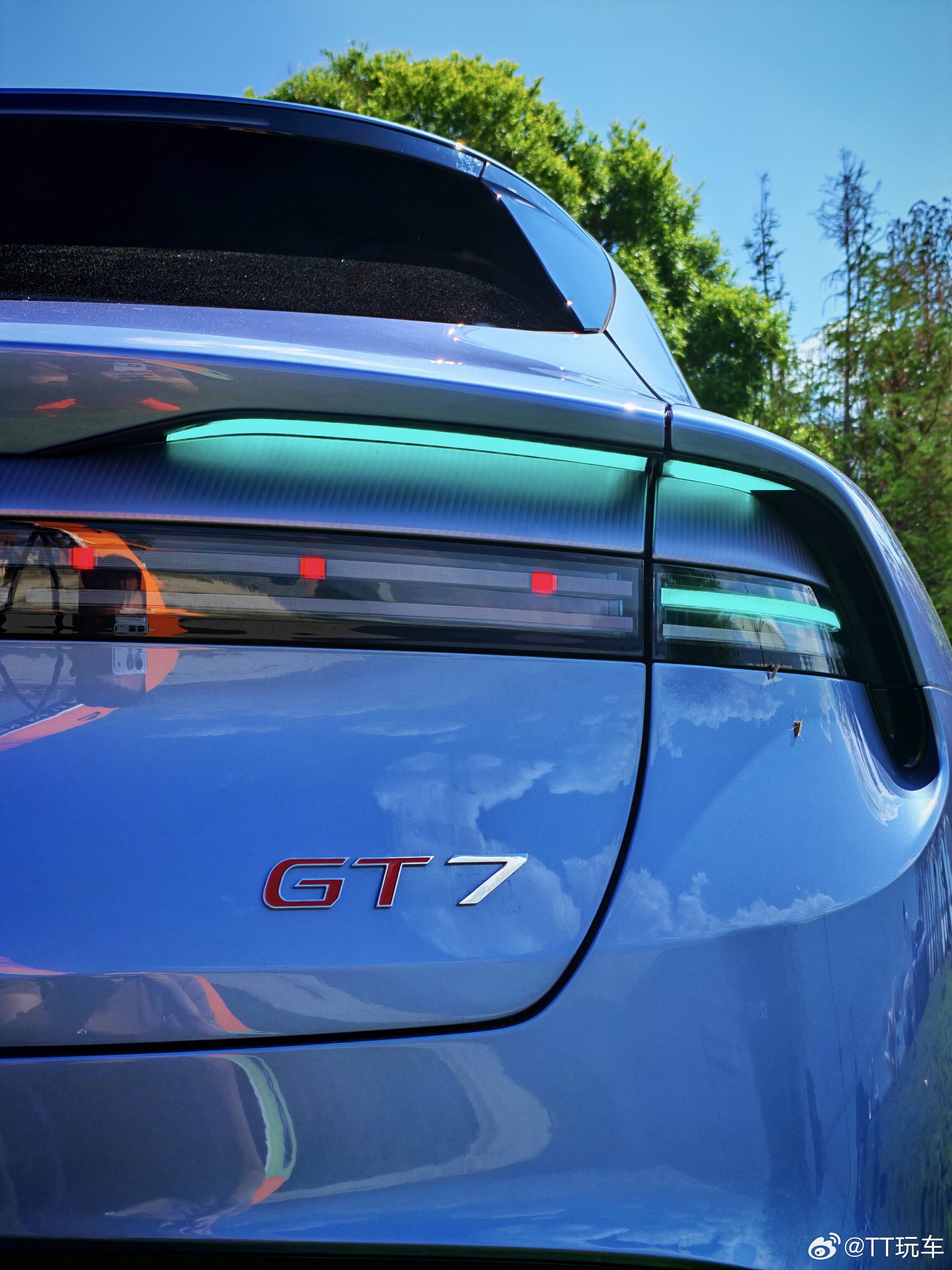 启境汽车 启境GT7的漫反射小蓝灯真是深得我心~ 