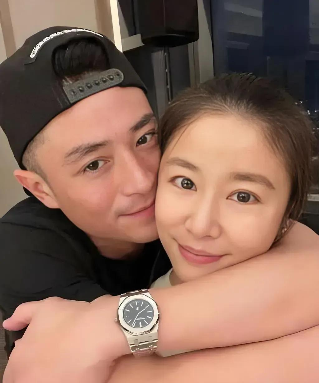 好久不见这夫妻俩秀恩爱了，贴脸比亲嘴好。孩子大了还有这样的感情，实属不易。真爱从