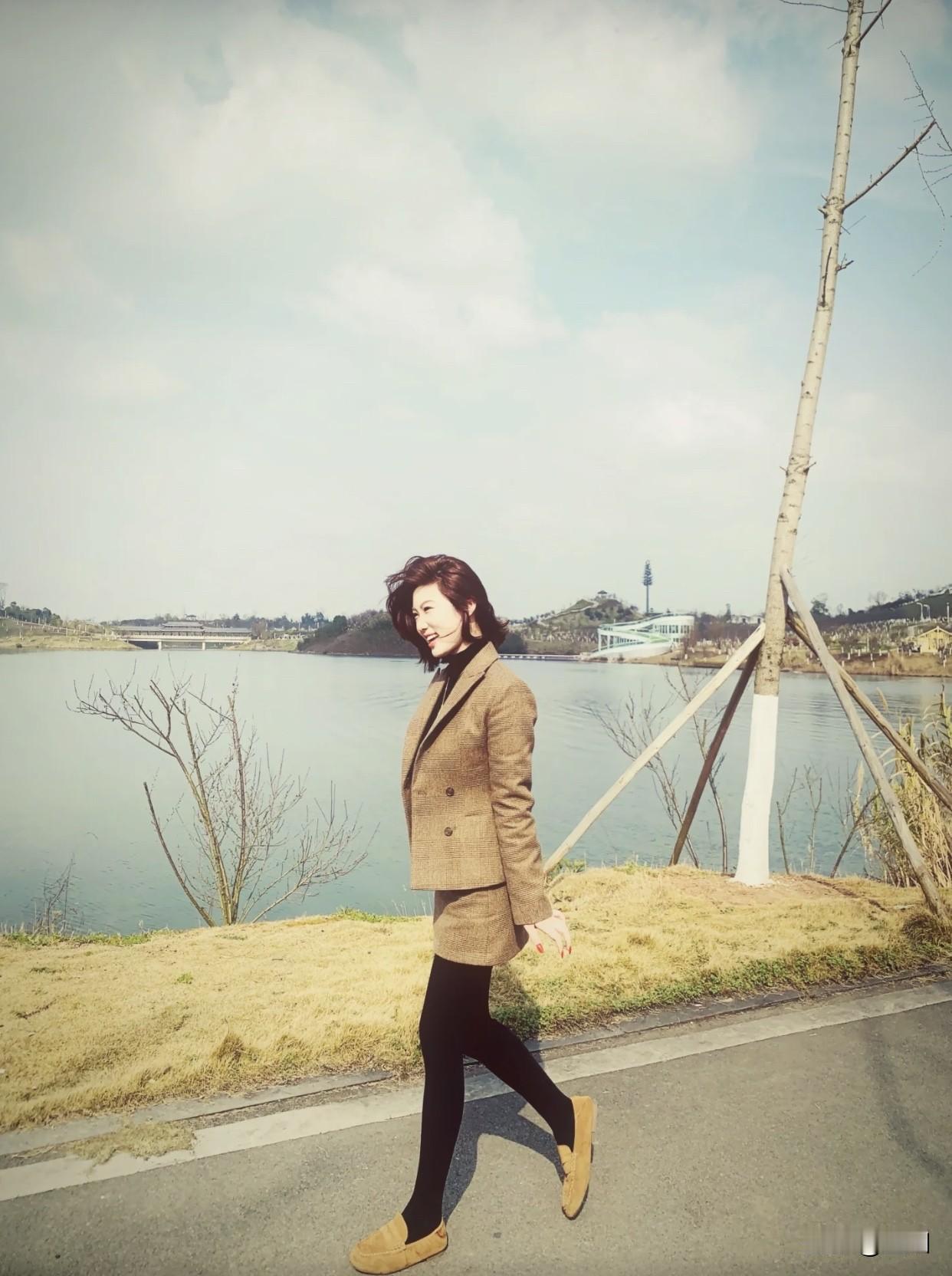 优雅自信穿搭分享阳光下的优雅漫步，秋日暖阳下的时尚穿搭