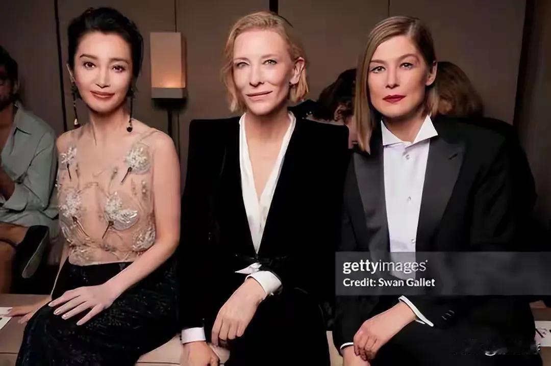 东方人在西方人眼中，来自古老文明的国家，中国人的服式更是内敛而含蓄的，而西方女明