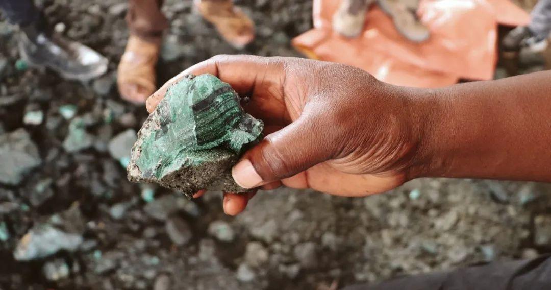 美国正调整对非洲关键矿产战略，由重资产运营转向金融杠杆驱动。通过承购协议与政府融