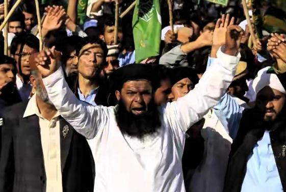 全世界的穆斯林，差不多十个人里就有九个是逊尼派，什叶派只是极少数。反观伊朗，偏生