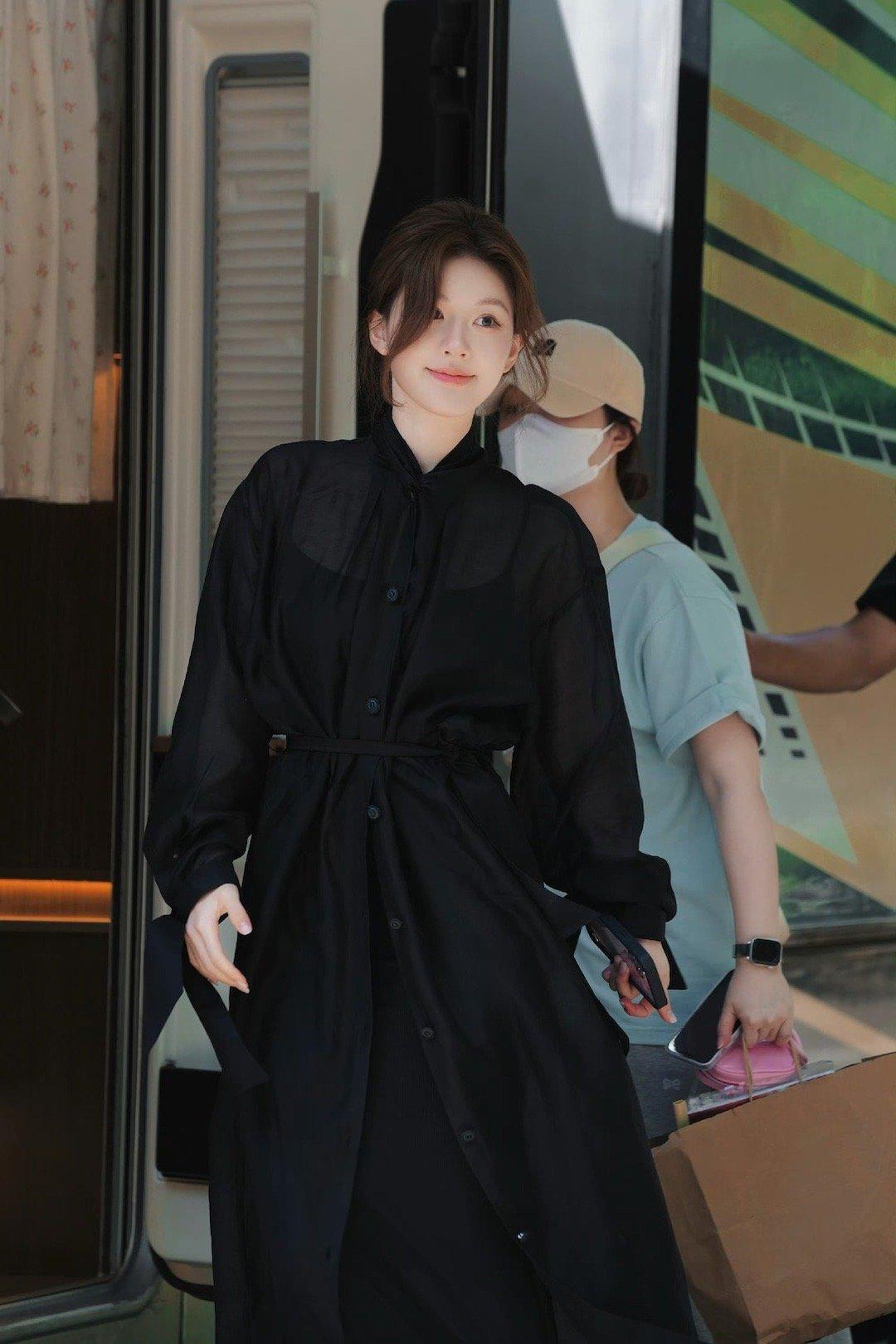 赵露思《许我耀眼》all black的许妍好飒好米！感觉很热的样子，小心中暑呀！