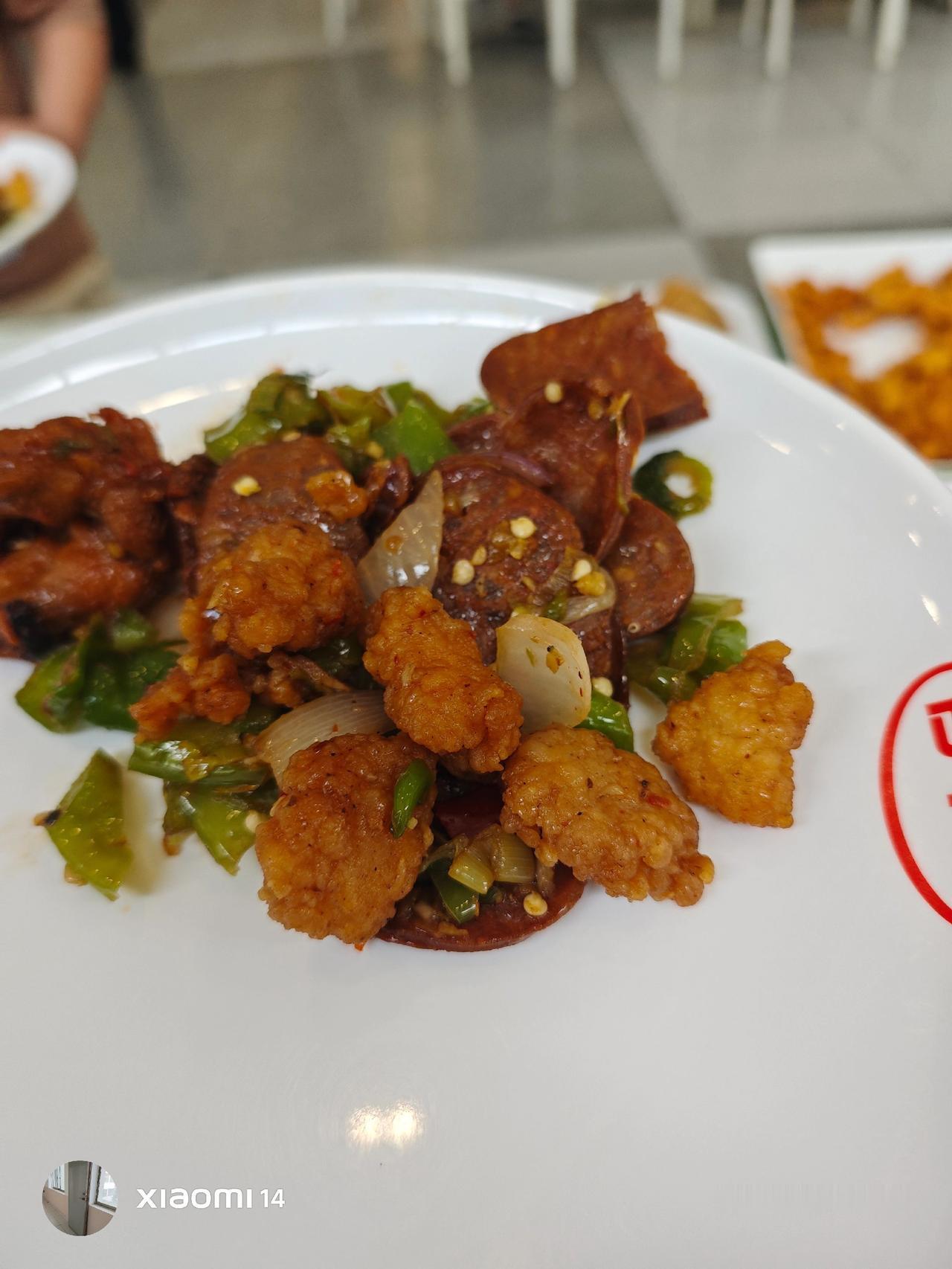 昨天下午没卖完的肉，今天用来炒午餐。我贪图自助称重，买了吃，结果这肉没有肉味，没
