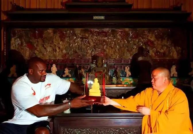 2009年7月13日，“大鲨鱼”奥尼尔登上少林寺向方丈释永信讨教功夫。对于一般身
