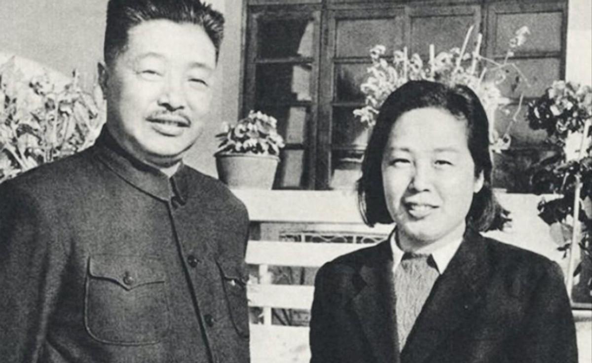 2001年贺鹏飞因心脏病突然离世，薛明盯着遗体久久发呆，一句话反复念着是什么原因