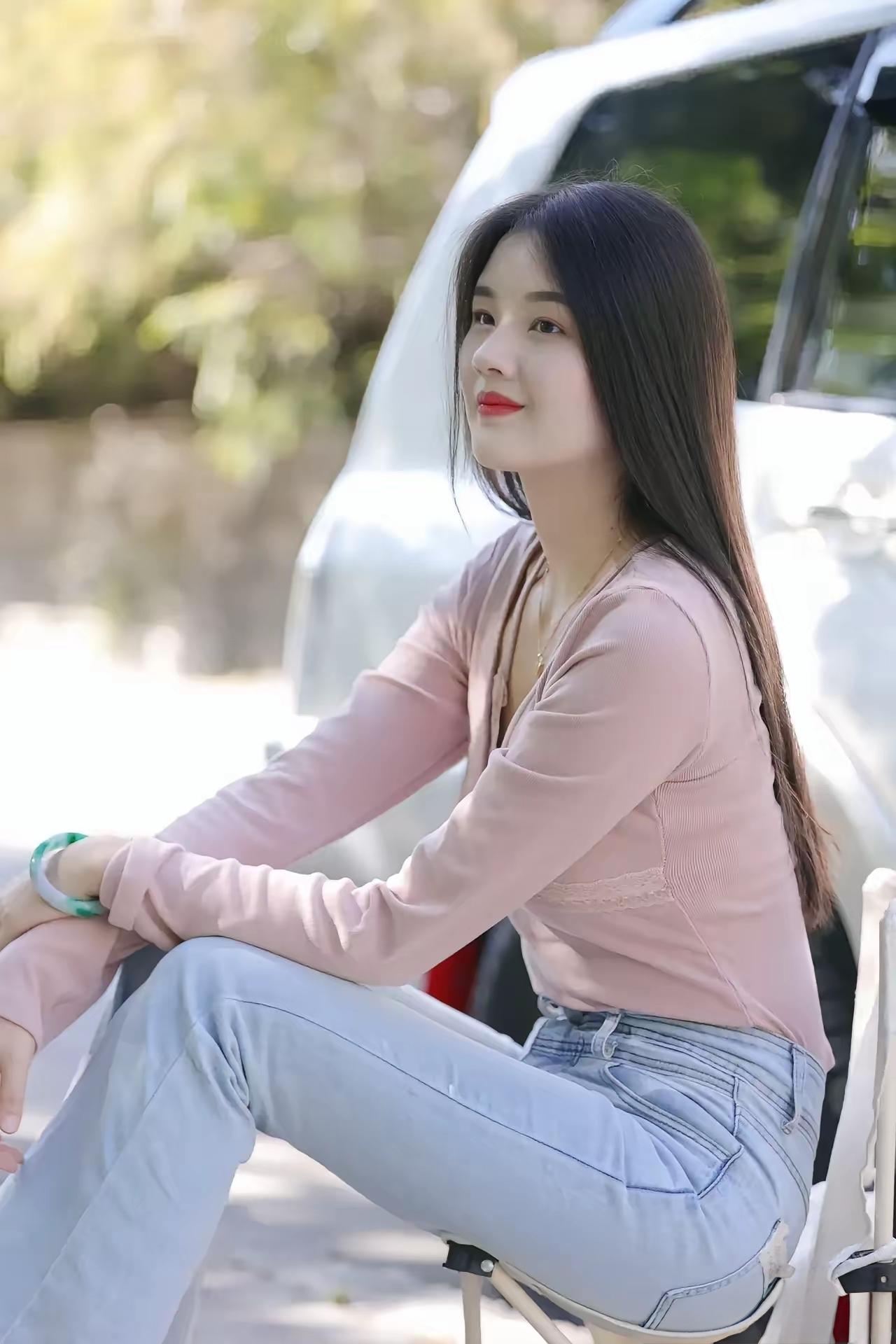 阳光下的甜美少女，粉色上衣与牛仔裤的完美搭配，轻松自在地享受美好时光。🌞💕