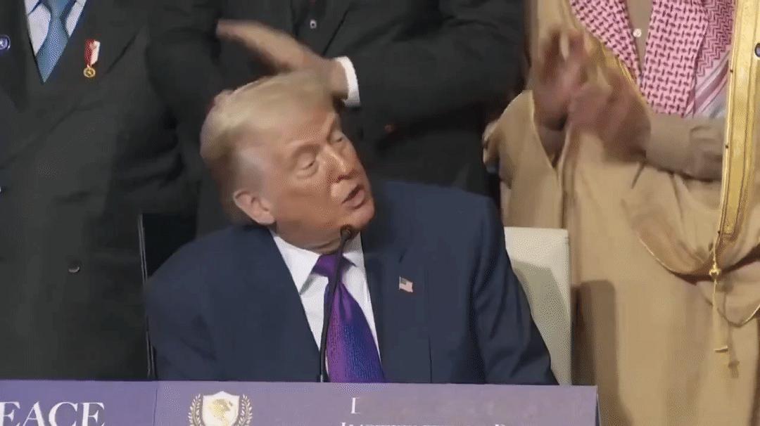 特朗普太喜欢黄金了，直接把开会的金槌给拿走了。

2月19日，特朗普在华盛顿主持