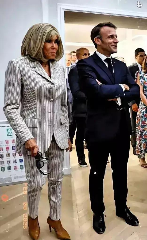 我以前说马克龙的妻子站姿不好，缩着个脖子。
有人说，马克龙的妻子已经70多岁了，