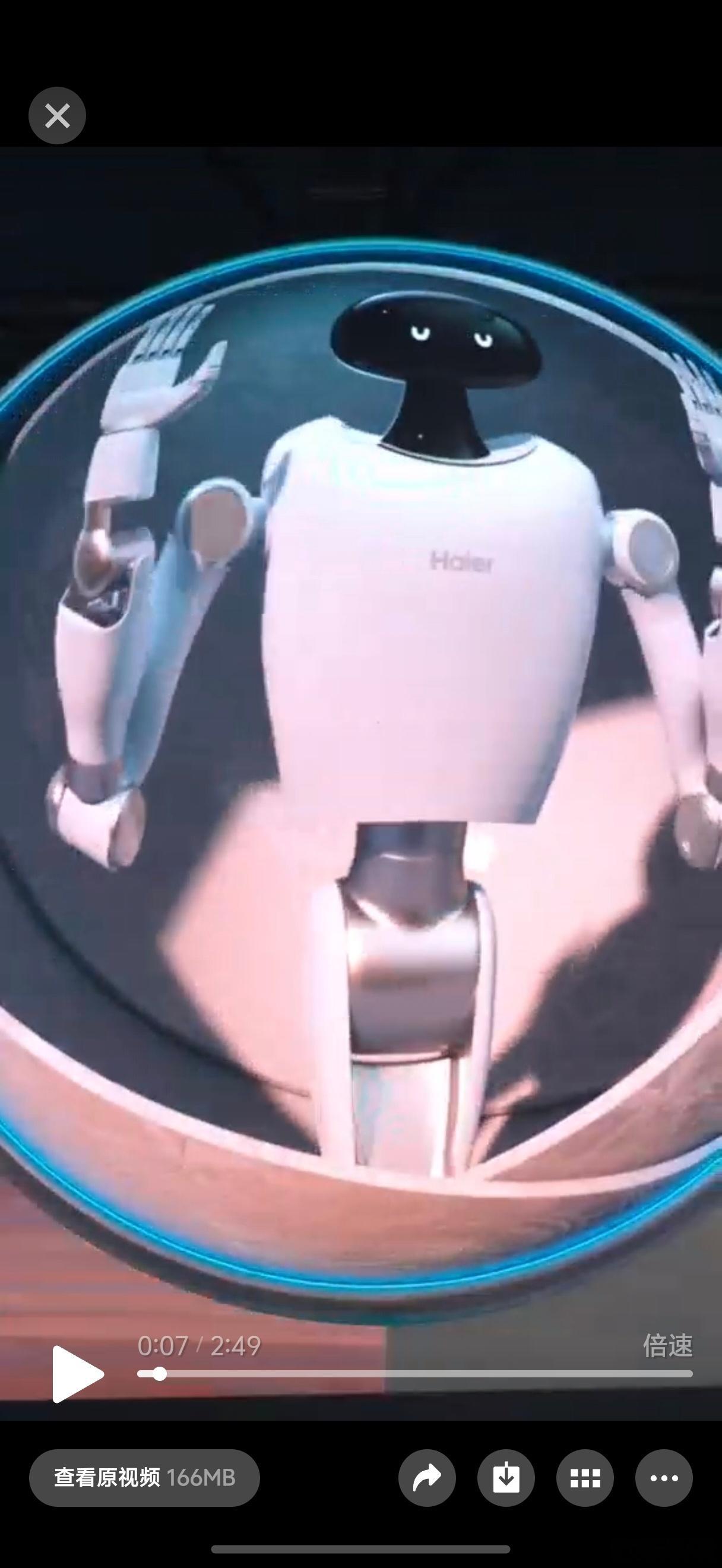 海尔把利物浦前队长杰拉德请过来参观了下海尔的智能家电和机器人。我之前是没注意到，