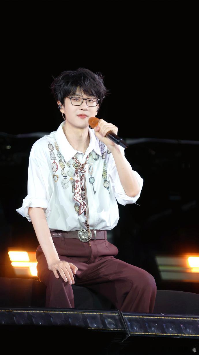 女子为看许嵩演唱会从加拿大飞武汉许嵩武汉演唱会带动商场客流 这次巡演真的实现双向