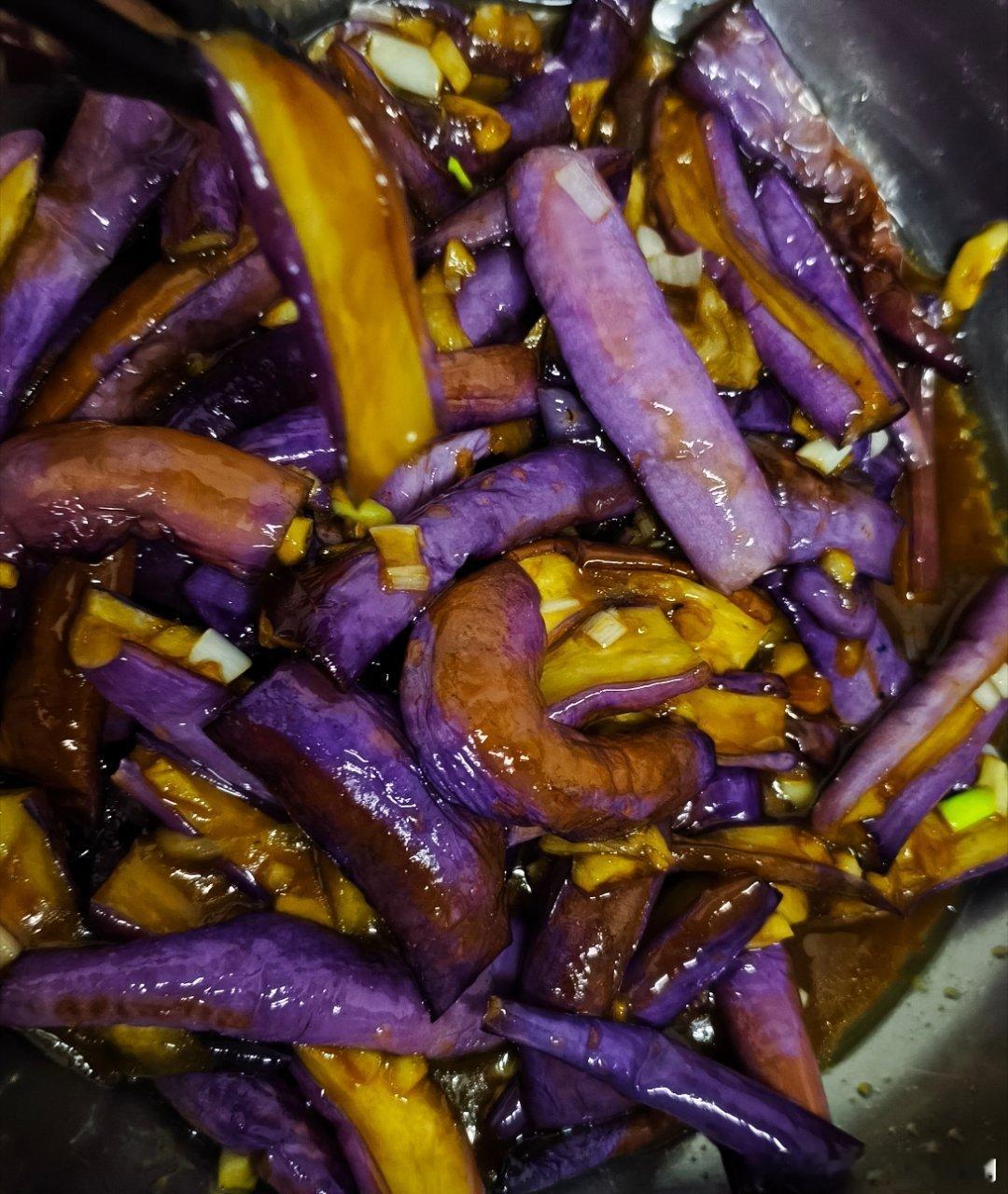鱼香茄条      清洗茄子，奖茄子切成条，嫩的不用去皮，老的去皮，茄子切完后放