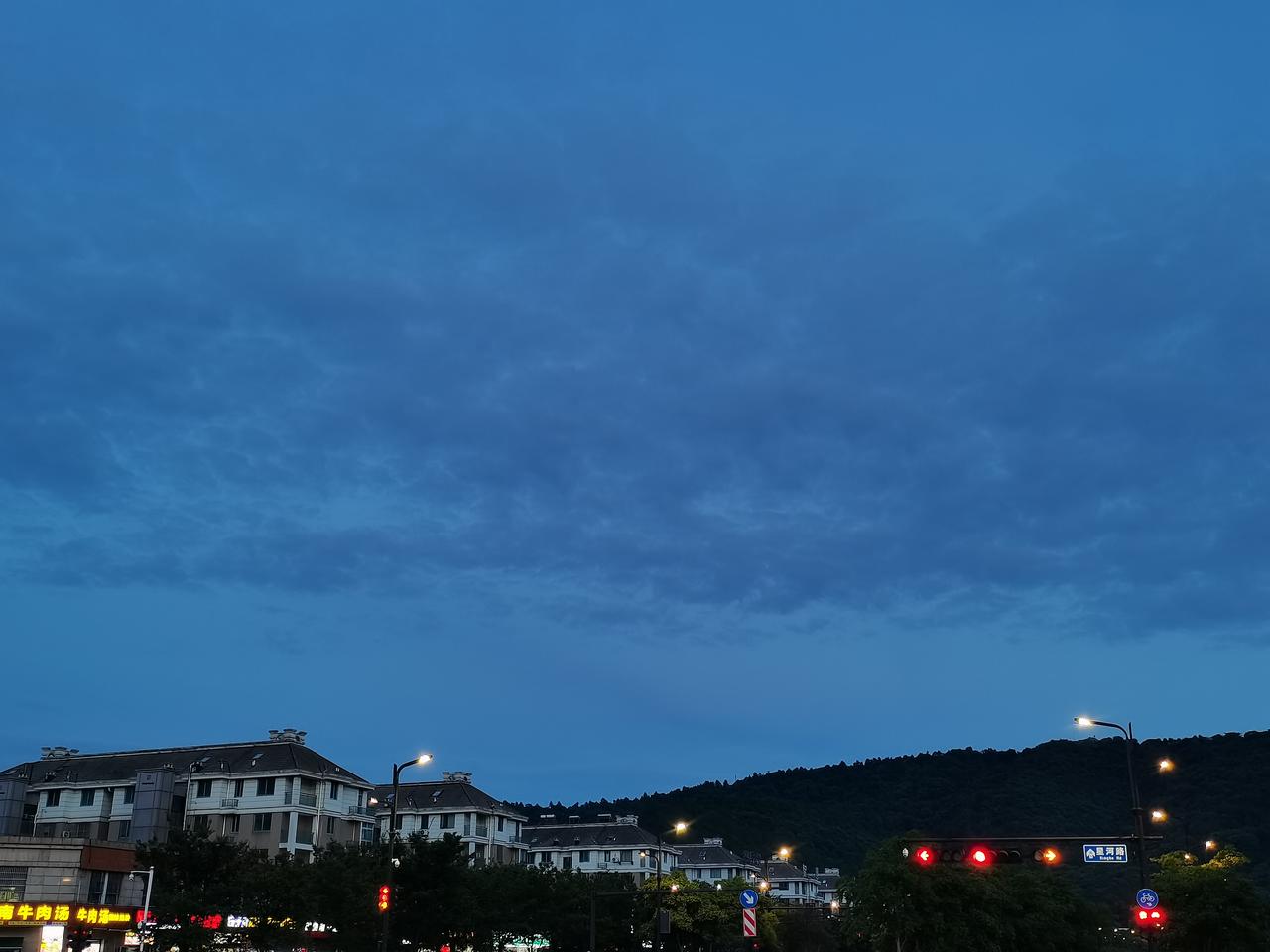 继上次前公公给我发红包后，
今天又给我发信息了。

之前说过前公公给我发红包，