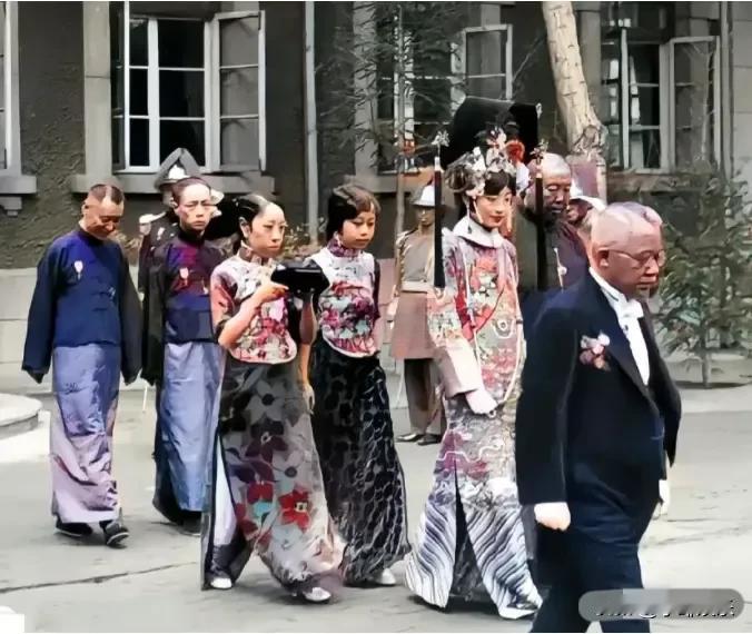 婉容如果穿越到现代一定是混得风生水起！看她高挑的身材，姣好的面容，当个女明星也搓