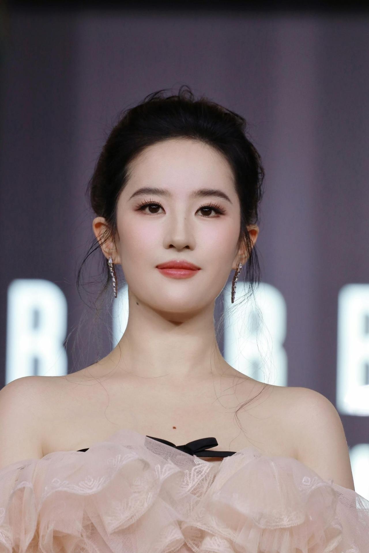 女娲你赔我点经济补偿吧！
刘亦菲长得高长得好看就算了
凭啥她都39岁了

还像个