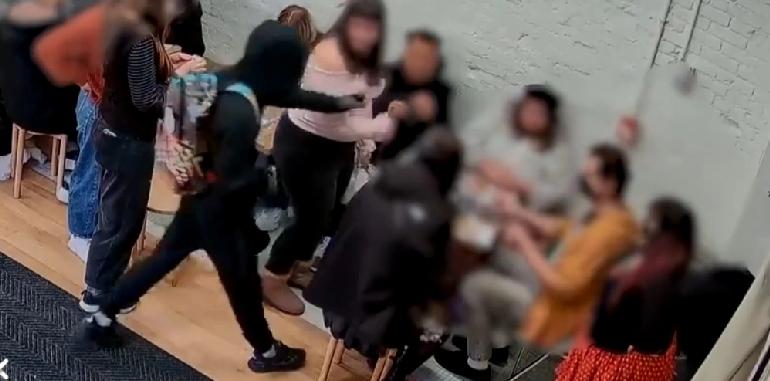 美国纽约市曼哈顿一家售卖Pokemon相关产品的店铺遭持枪匪徒打劫，多张Poke