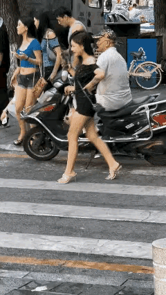 这个大爷感觉像是故意的，也就是这个美女脾气好，要不然早急眼了