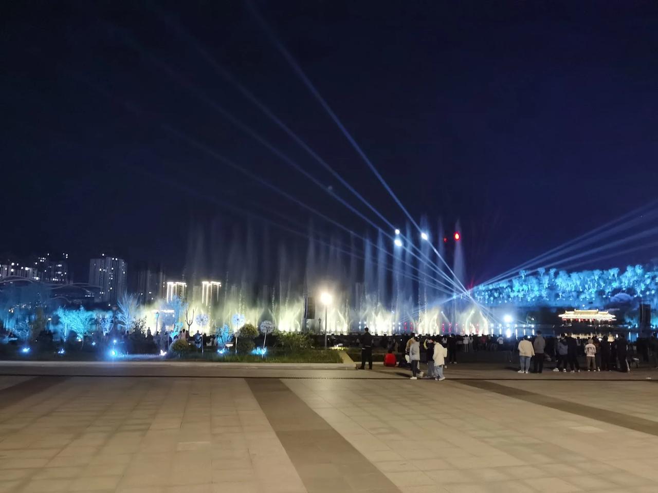 小地方的夜景还是很美的，走走停停，心里驻足的地方，慢慢地变得越来越大，生活还有诗