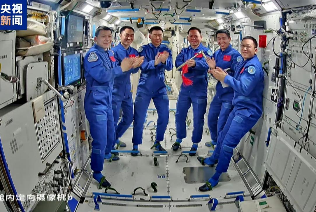 现在让我们的心悬着的是神州二十号航天员的安全问题了！

神舟二十号的三名航天员原