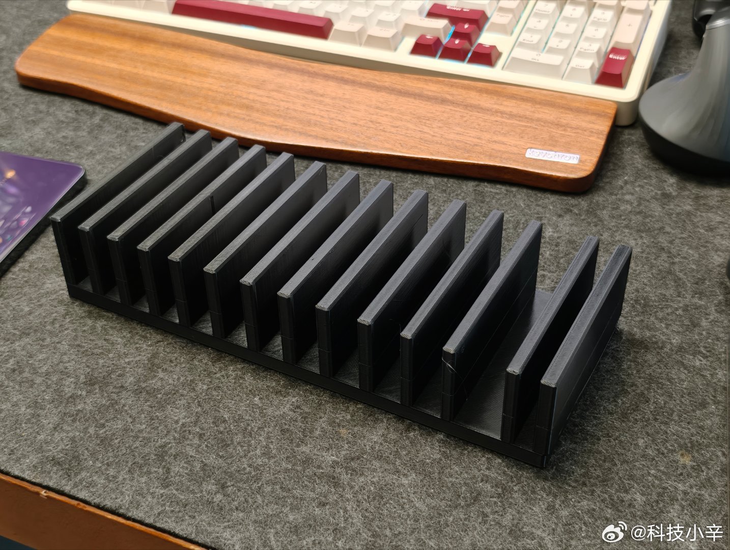 手机这样放，比较省空间。3D打印了一个立式的手机收纳架子，适配不通厚度的手机，非
