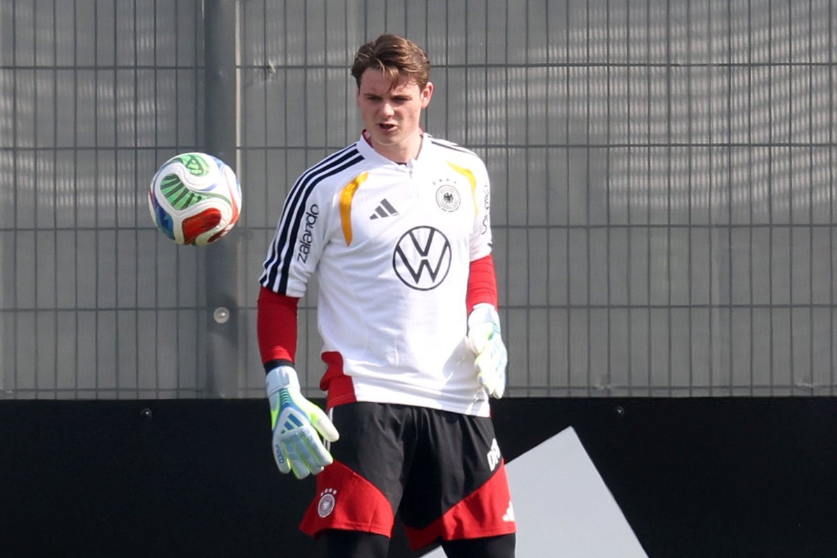 首次加入德国队训练的两位拜仁小将 