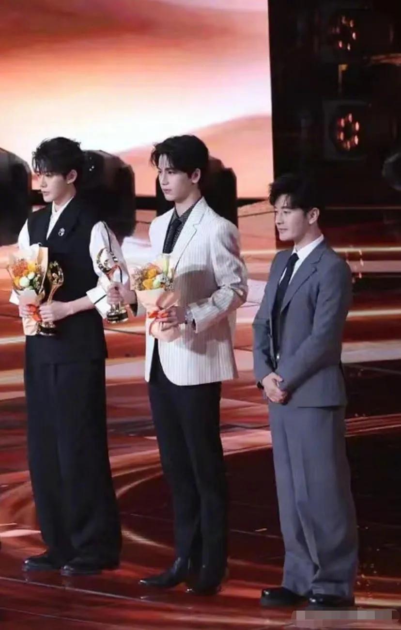 这是谁抓拍的，这让黄教主情何以堪，没有对比就没有伤害，虽然西装革履，帅气十足，但