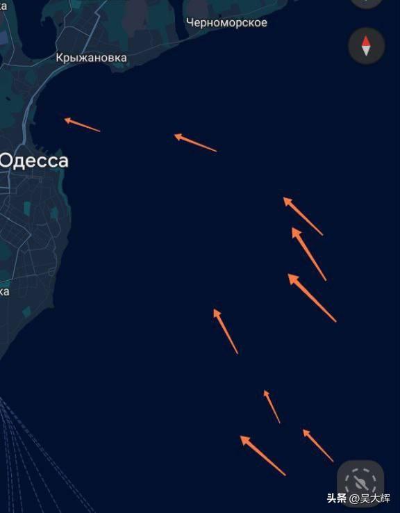敖德萨正遭到无人机大规模袭击，乌军防空系统火力全开。为绕开乌军陆上防空系统，此次