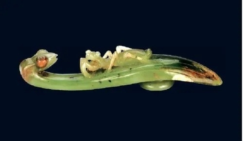 古玉杂谈玉雕螳螂。真物与玉螳螂对比，就明白古代玉雕匠人的智慧了，多么不容易，你想