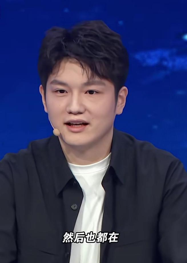 樊振东跨界足球解说直接给观众大惊喜！这次受邀做客咪咕演播室担任特邀解说嘉宾，全新
